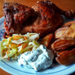 Grillhähnchen mit Kartoffelspalten, Weißkrautsalat und Dipp