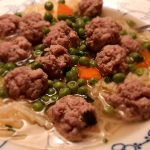 Nudelsuppe mit Gehacktesklößchen und Erbsen