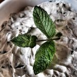 Quark-Dip mit Pfefferminze und Zitronenmelisse