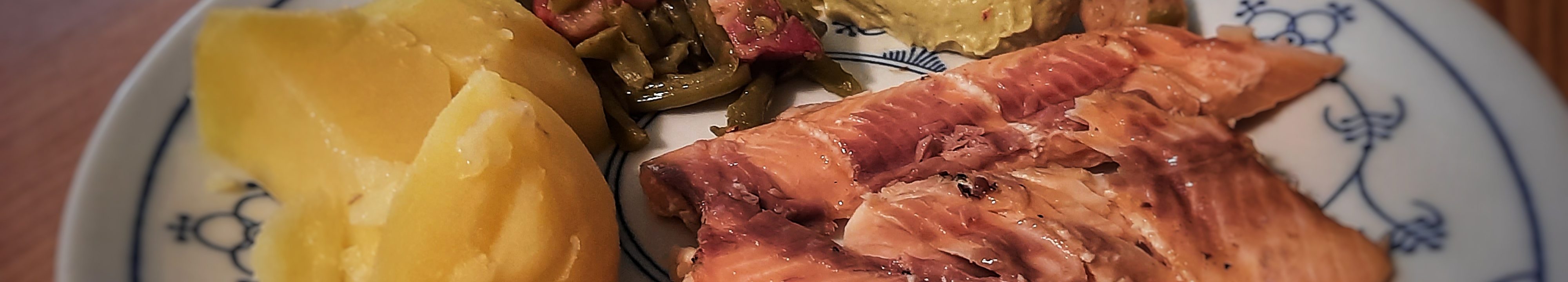 Forellenfilets mit Bohnensalat, Kartoffeln und einer Guacamole